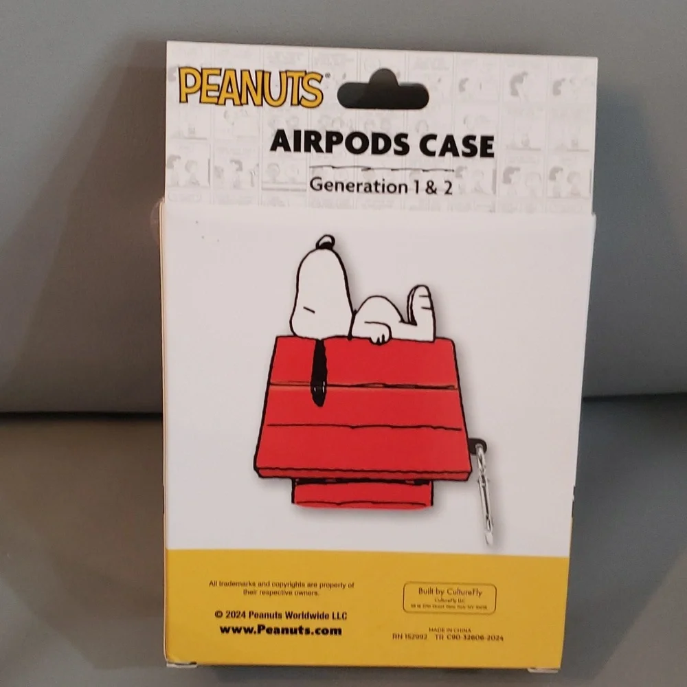 PEANUTS Airpods generations 1 & 2 Snoopy on Doghouse case NWT